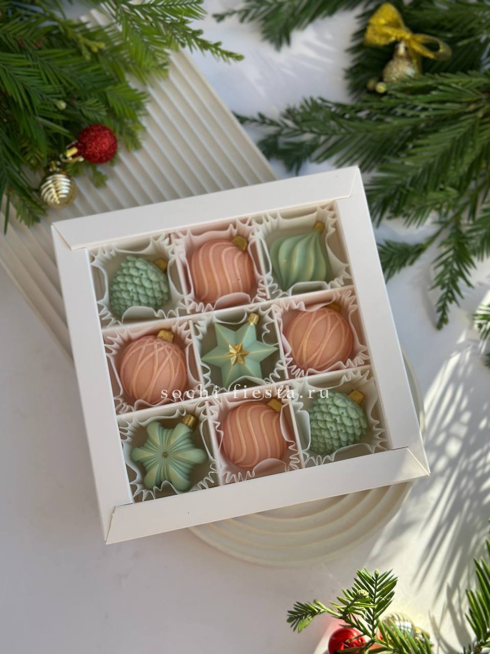 новогодняя коробка с розами и хвойными ветвями для корпоративного подарка в небольшом городе