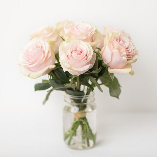 красивый монобукет из свежих роз с аккуратной упаковкой от флориста небольшого города