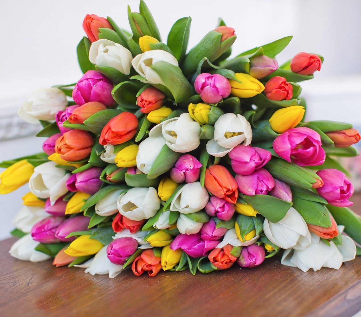 классическая корзина с лилиями и розами для юбилея в Иркутске