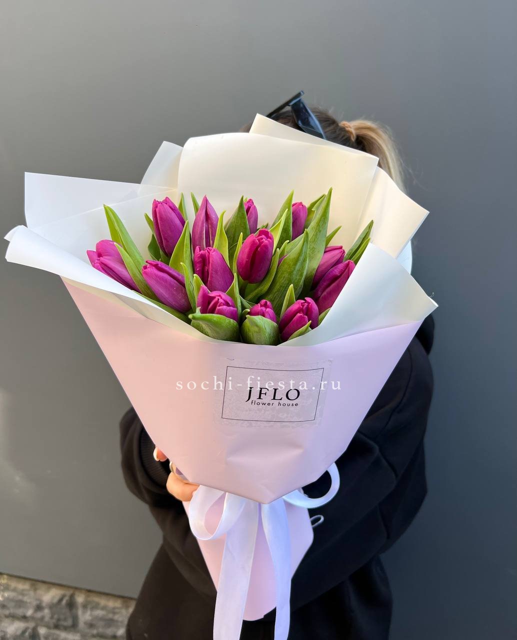 видовой каталог с розами и хризантемами в студии флористики в Иркутске