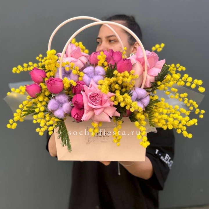 Сумочка мимозы и роз "Примавера" в Иркутске