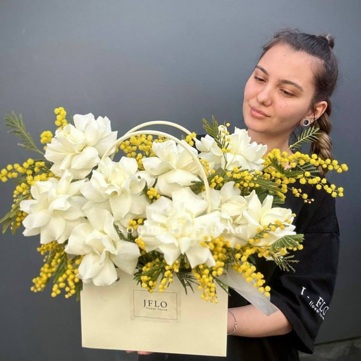 Французские Розы и мимоза  в сумочке  в Иркутске