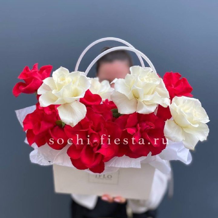 Сумочка  красных и белых роз в Иркутске