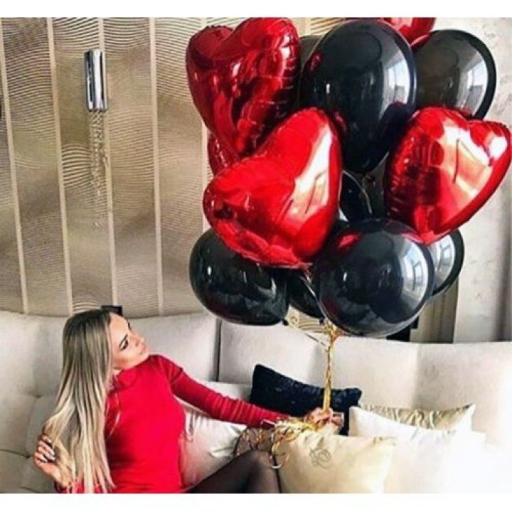 Фонтан из красных сердец с чёрными шарами  в Иркутске