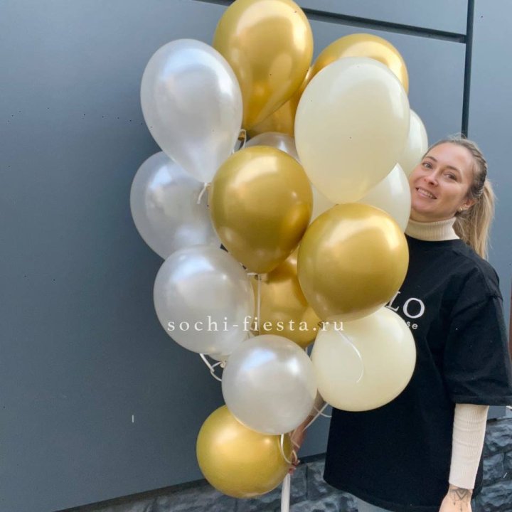 Облако шаров из белого и золотого оттенков в Иркутске
