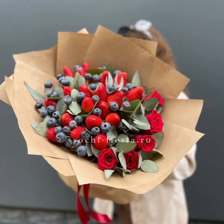 Клубника и голубика с цветами в Иркутске