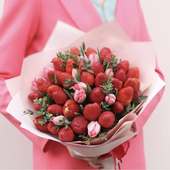 Тюльпаны и клубника в Иркутске