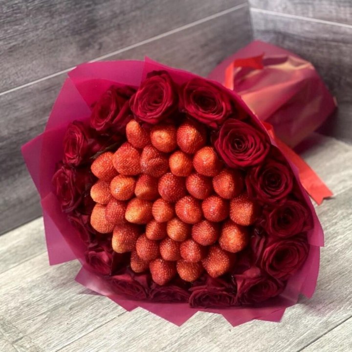 Клубничный букет с розами в Иркутске