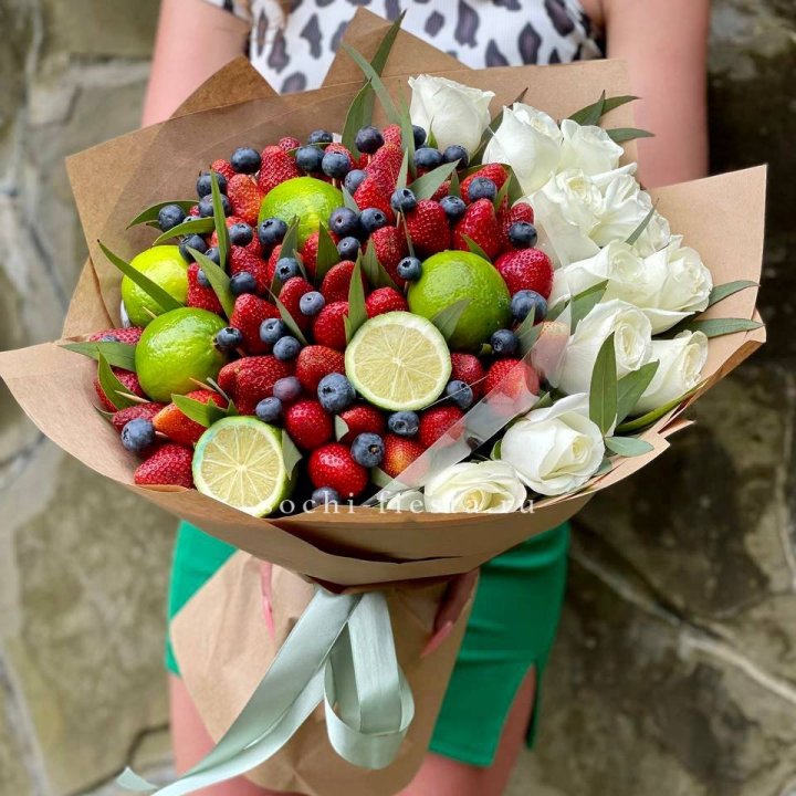 Ягодно-цитрусовый букет с розами в Иркутске