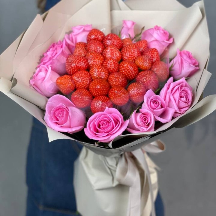 Клубника и розы в Иркутске