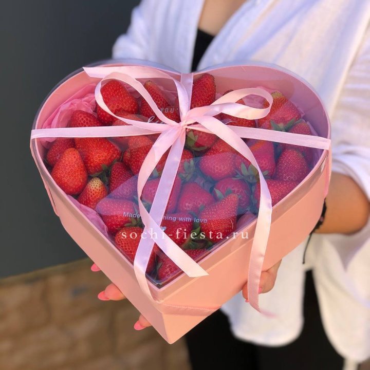Коробочка сердце  с клубникой в Иркутске