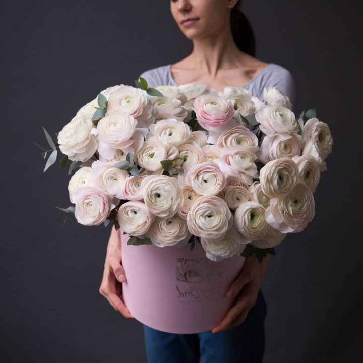 Бокс с ранункулюсами в Иркутске