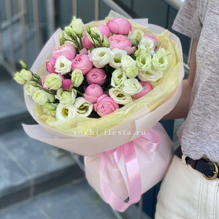 Букет кустовых роз с эустомой в Иркутске