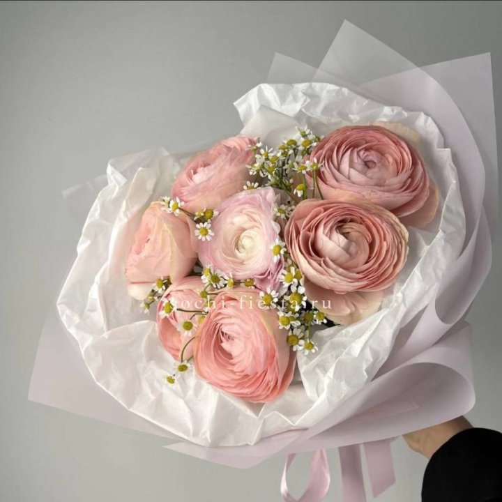 Ранункулюсы с ромашками в Иркутске