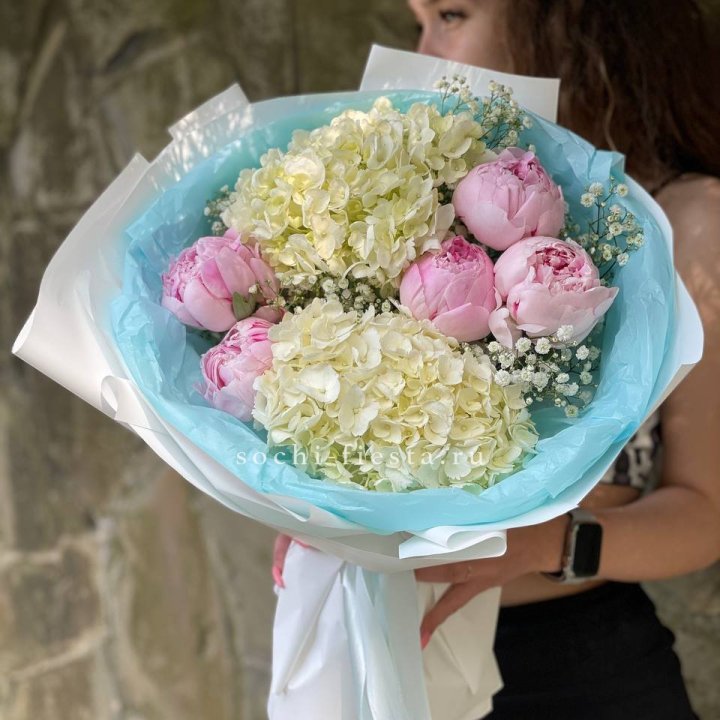 Букет с пионами "Блюсом" в Иркутске