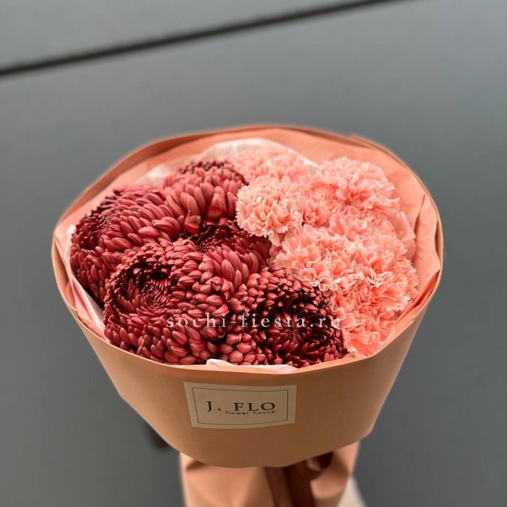 Букет хризантем и диантусов  в Иркутске