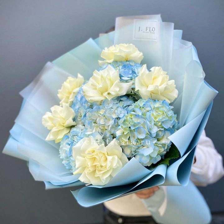  Букет из голубых гортензий и роз  в Иркутске