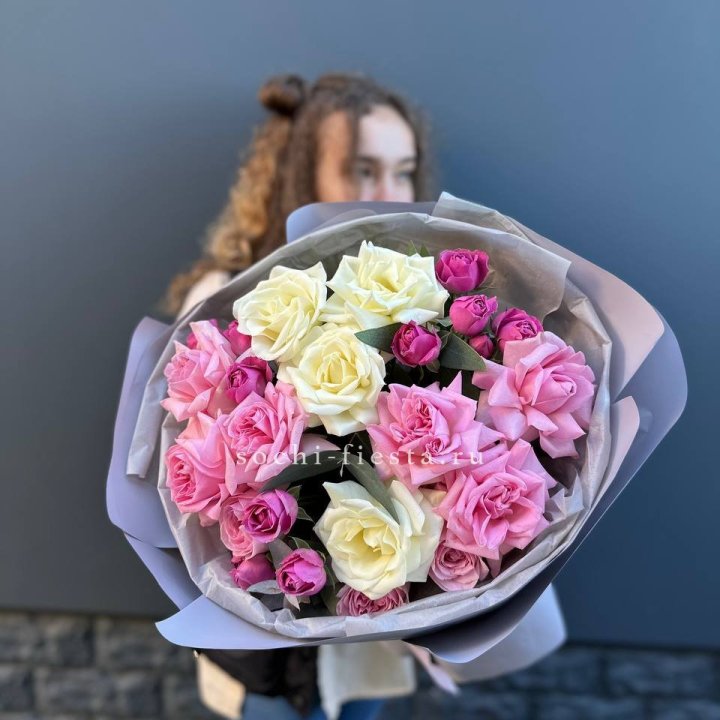 Букет французских и пионовидных роз в Иркутске