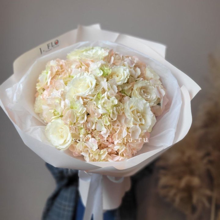  Букет гортензии и роз  в Иркутске