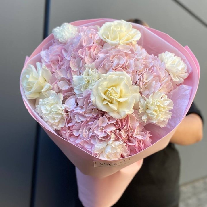  Букет гортензий и роз  в Иркутске