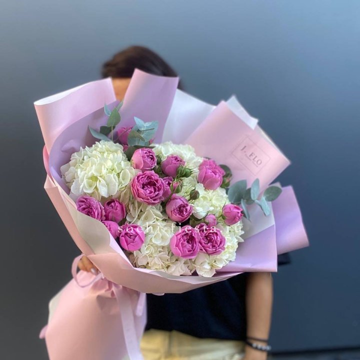 Букет белых гортензий и пионовидных роз  в Иркутске