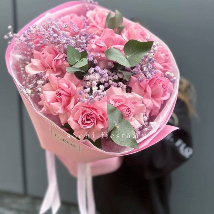 Розовые французские розы с гипсофилой в Иркутске