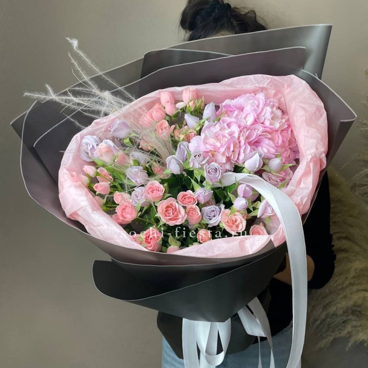  Букет гортензии и роз "Саперави" в Иркутске