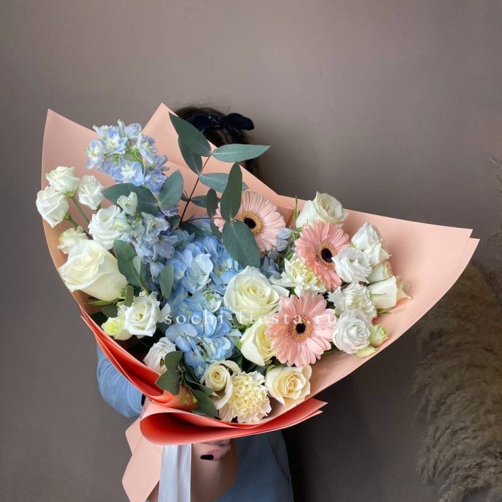  Букет гортензии и роз "Валенсия" в Иркутске