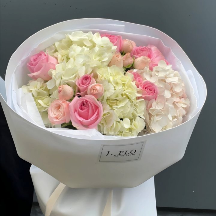  Букет гортензии и роз  "Тиамо" в Иркутске