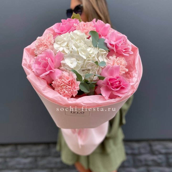  Букет роз и гортензии "Навола" в Иркутске