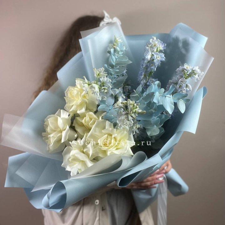 Букет из белых французских роз и дельфиниума в Иркутске
