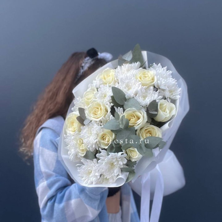  Букет белых роз с хризантемой  в Иркутске