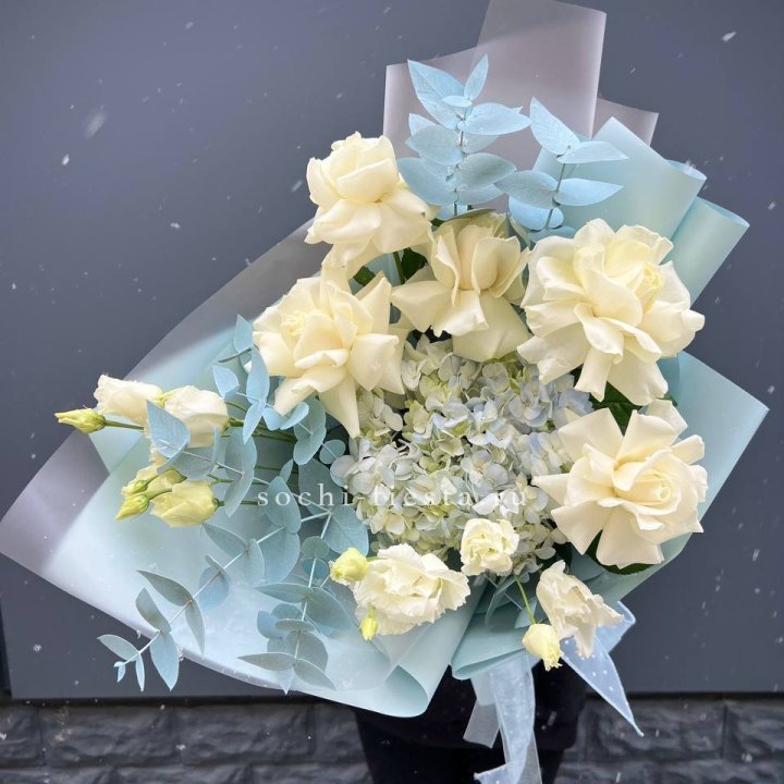 Букет с гортензией и белыми французскими розами в Иркутске