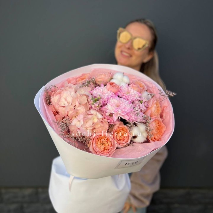 Букет гортензии и кустовых роз  в Иркутске