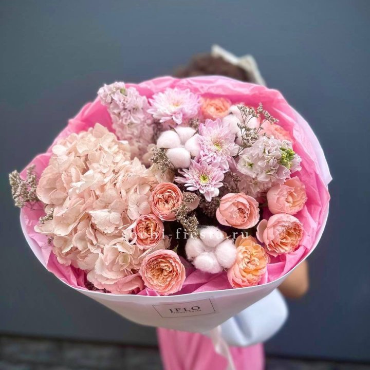 Букет гортензии и кустовых роз "Абрассо" в Иркутске