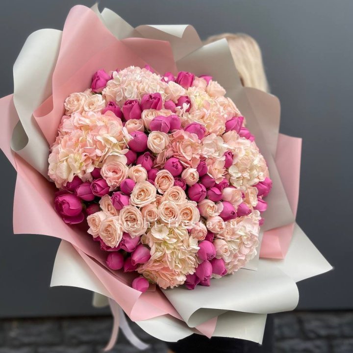 Букет кустовые розы и гортензия в Иркутске