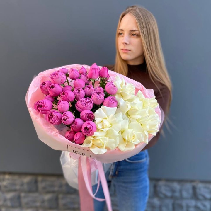 Дуо белых и кустовых роз в Иркутске