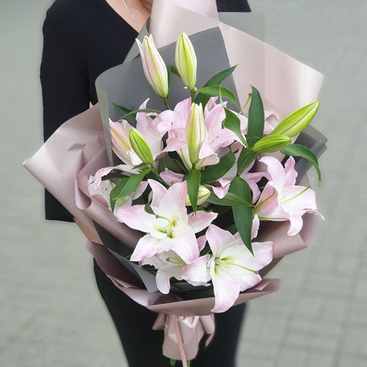 Букет розовых лилий в Иркутске