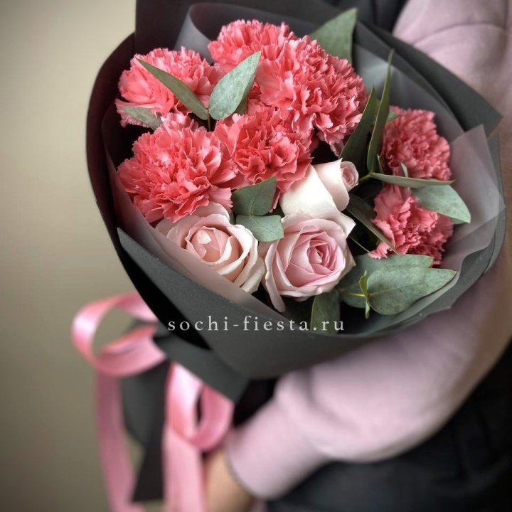 Букет из роз и диантусов "Пенелопа" в Иркутске
