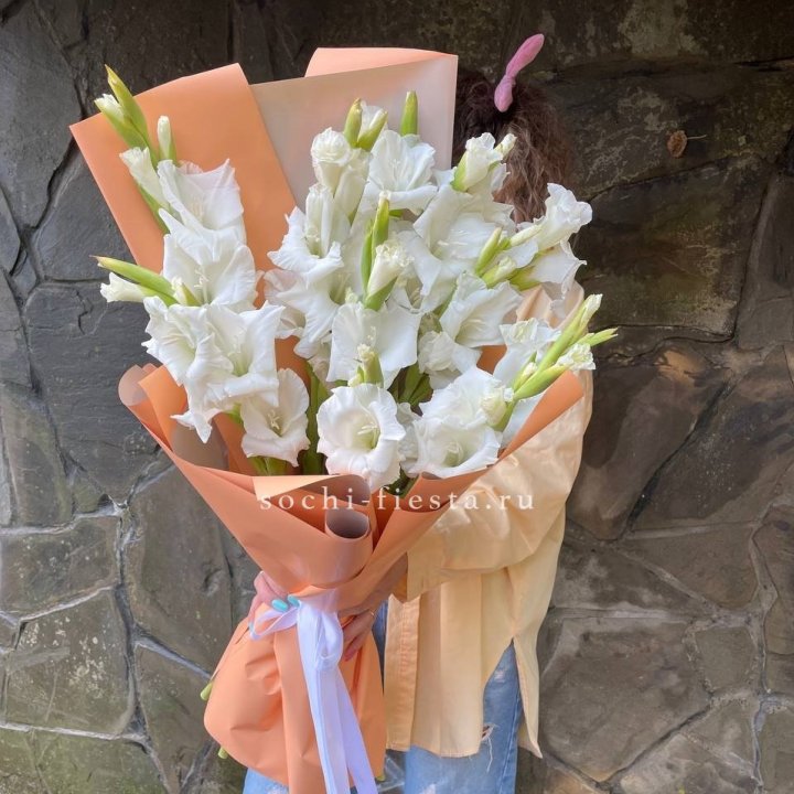 Букет белых гладиолусов  в Иркутске