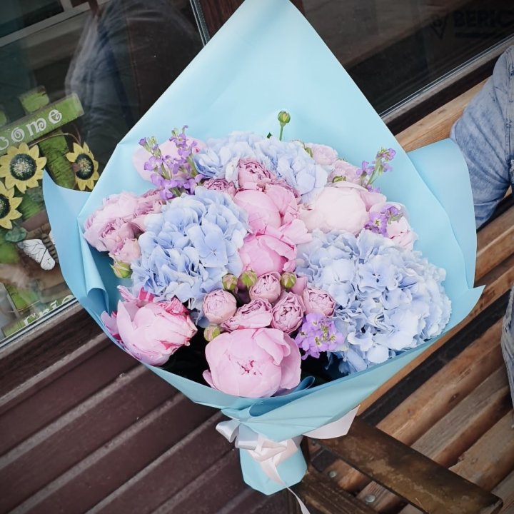 Букет с гортензиями "Блубери" в Иркутске