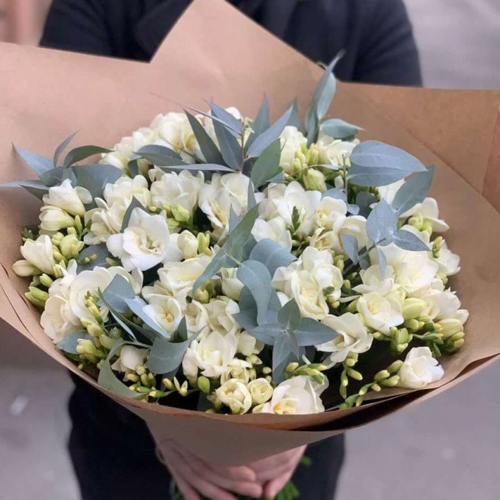 51 фрезия с эвкалиптом в Иркутске