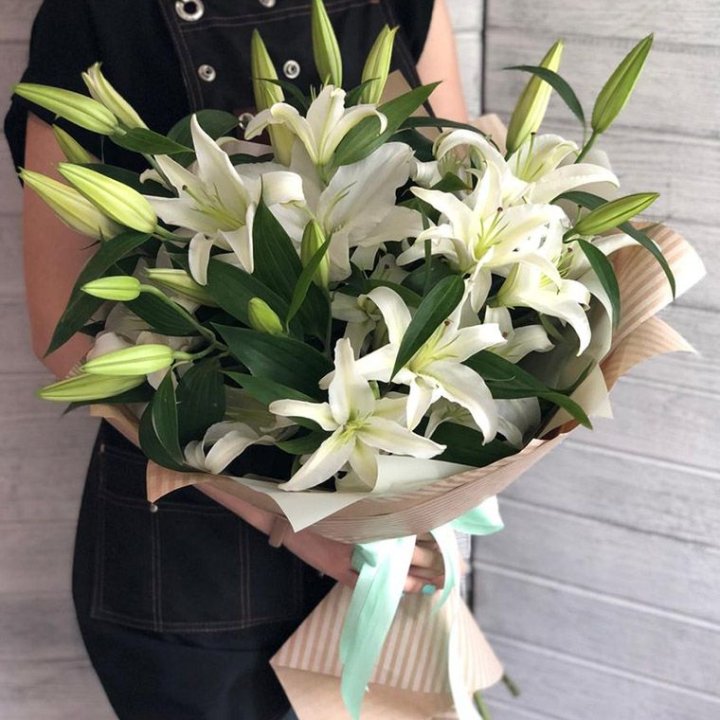 Букет белых лилий в Иркутске