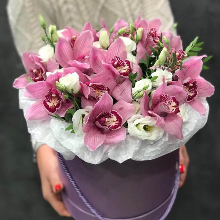 Орхидея и эустома в шляпной коробке в Иркутске