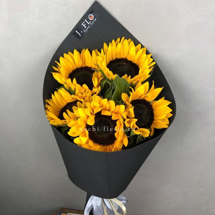 Букет из 5  подсолнухов в Иркутске