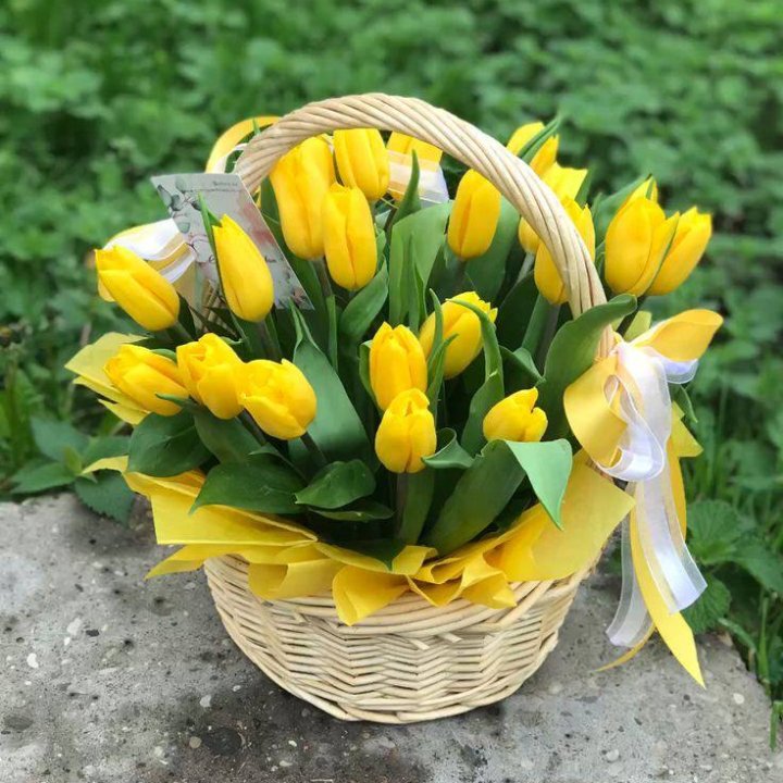 25 желтых тюльпанов в корзине в Иркутске