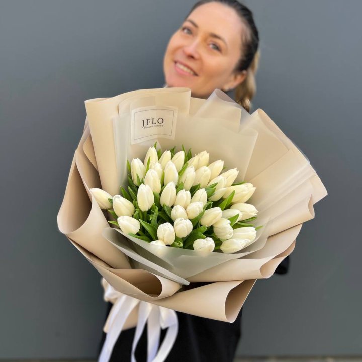 35 белых тюльпанов в Иркутске