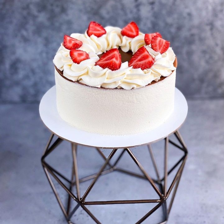 Торт "Клубника со сливками" в Иркутске