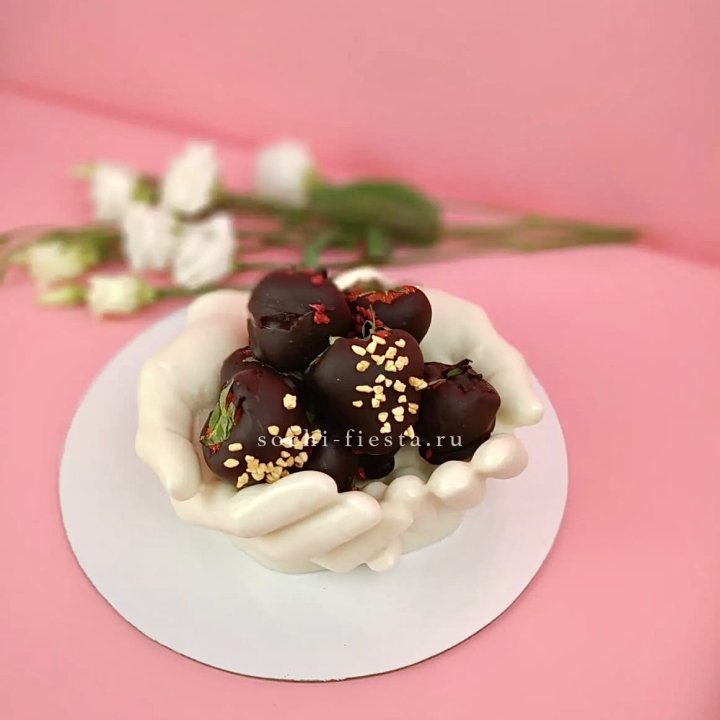 Клубника в шоколаде на шоколадных ладонях  в Иркутске