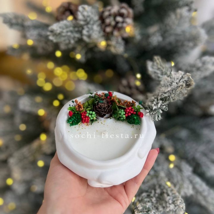 Свеча ароматическая в гипсе Руки с шишкой в Иркутске